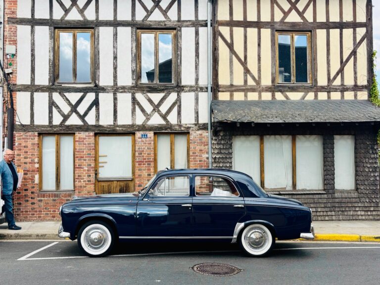 Peugeot 403 spotée à coté de la chambre d'hôtes.