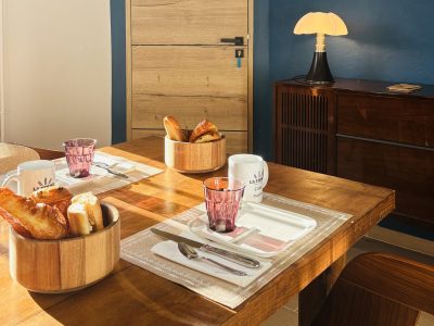 Les petits déjeuners sont inclus et servis dans la salle à manger.