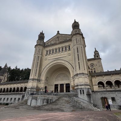 Basilique Sainte-Thérèse de Lisieux (32km)